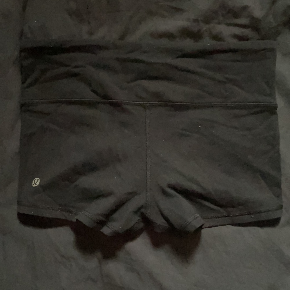 Short shorts - Picture 2 of 2